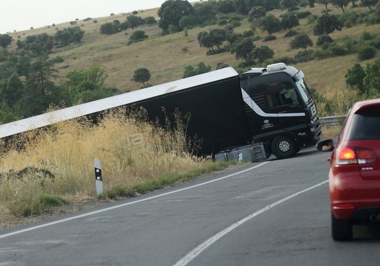Un camión se queda atascado en las curvas de Palazuelos de Eresma